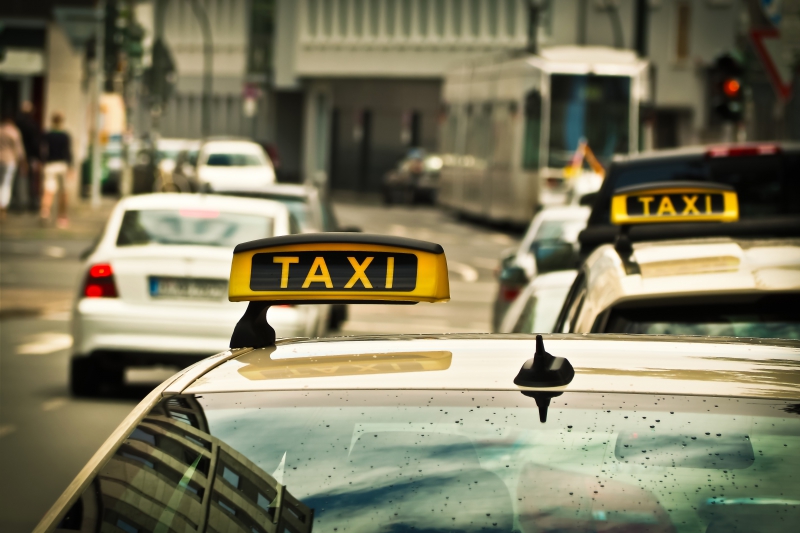 taxis-LE CANNET DES MAURES-min_road-traffic-car-glass-driving-city-583084-pxhere.com