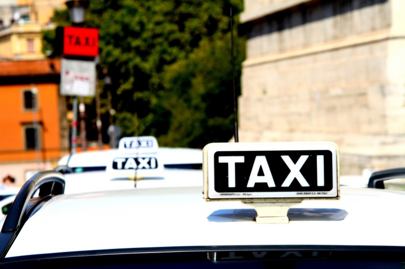 taxis-LE CANNET DES MAURES-min_taxi_auto_rome_road_white-1051610